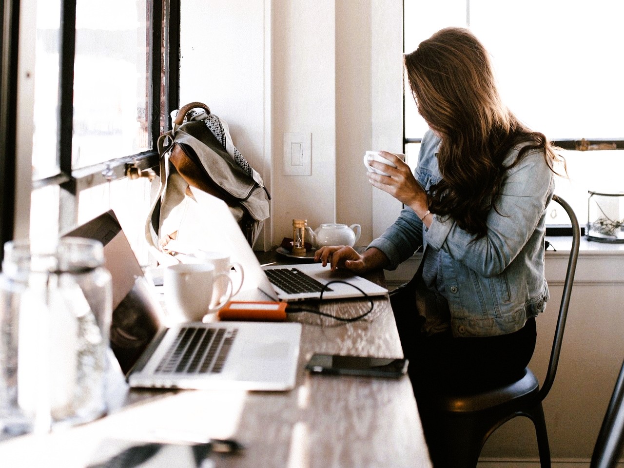 Traveler preparing for a USA tourist visa interview and trip planning