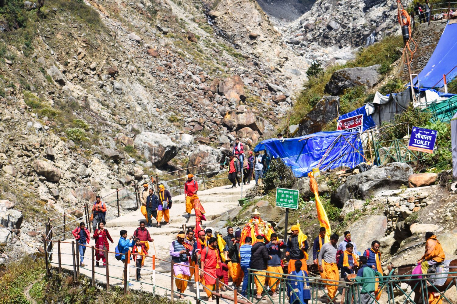 Pilgrims trekking from Gaurikund to Kedarnath Temple in Uttarakhand in Kedarnath Badrinath Yatra Package